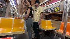 Chica estudiante recibe semen en el tren del metro de nueva york