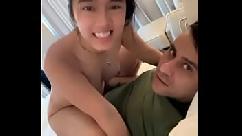 Hermosa pequeña asiática follando