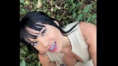 Una chica asiática cachonda fue detenida en un bombardeo y follada sin condón con un policía de río en el bosque