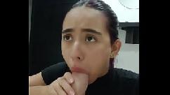 Chico caliente deja entrar a su hermanastra y le hace buen sexo oral hasta correrse en su boca