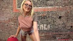 Alli rae hace una garganta profunda a una gran polla