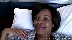 Negra amateur pillada chupando una polla blanca en pov casero
