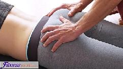 Fitnessrooms dirty profesora de yoga en una hermosa modelo de fitness