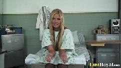 Doctor guapo dando un facial a la guapa phoenix marie