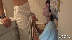 Madre francesa seduce a un joven con una gran polla y es analizada