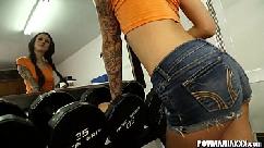 Joven flaca chupando una gran polla pov