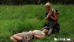 Cazadora lesbiana atrapado joven morena en el bosque