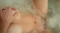 Esposa orgasmos de jacuzzi jet y nipple play