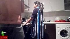 Pelear en la cocina termina con follar