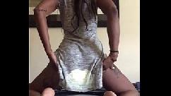 Nerd con suelas sexy sacude su culo con un vestido