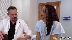 Busty ebony julie kay teniendo sexo en grupo en el hospital