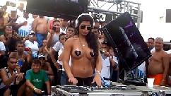 Dj puta agarrando vergas recibiendo arrimones y desnudandose