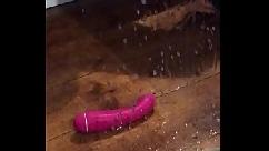 Esposa cachonda sola en casa eyacula una enorme carga por todo el espejo