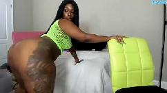 Queen cherise pink ebony bailando