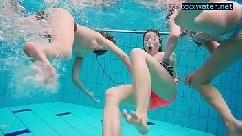 Chicas calientes se desnudan en la piscina