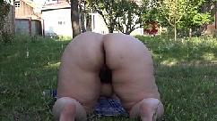 Chica gorda se masturba al aire libre