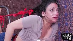 Chica recibe un castigo de mierda con sus paletas de hielo