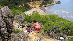 Pareja de turistas disfrutando de sexo salvaje en el bosque