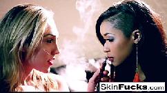 Cachondas lesbianas cachimba fumando y follando entre ellas