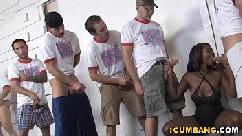 Ebony jessica grabbit disfruta del gangbang con chicos blancos