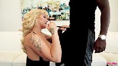 Milf culona complacida por una enorme polla negra