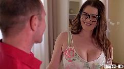 Secretaria ultra caliente y tetona con gafas monta una polla dura