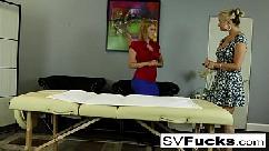 Sarah recibe un masaje de tejido profundo de krissy