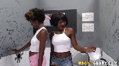 Noemie bilas y daizy cooper se follan a una gran polla blanca