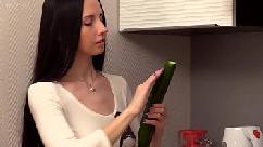 Adolescente rusa veronica snezna en la cocina amateur en solitario