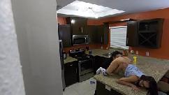 Lexi aaane se folla a su hombre en la cocina