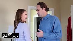 Padrastro cachondo se folla a la guapa adolescente chloe scott