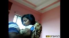 Mi hermanastra india me chupa la polla en el dormitorio de los padres