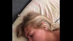 Mijn stiefvader spuit sperma in mijn mond terwijl ik nog slaap