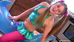Puta cachonda muele ballena inflable hasta el orgasmo