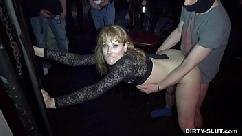 Esposa traviesa nicole follada en grupo por todos en un club
