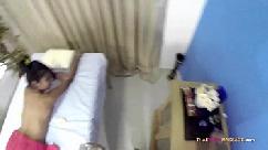 Skinny oriental permite que la masajista deambule por su cuerpo desnudo
