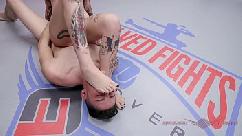 Charlotte sartre lucha desnuda y juego de pies