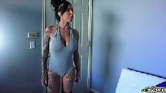 Hermana tetona atrapa a hermano con juguete sexual