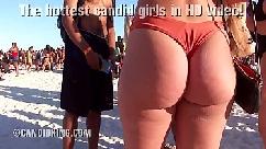 Adolescente sexy en bikini tanga afuera mostrando su gran trasero