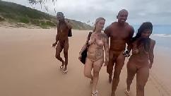 Fui a la playa nudista de bahía para dárselo a mis amigas cachondas