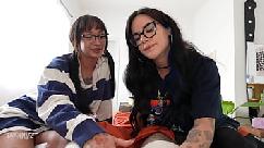 Compartiendo cama con chicas góticas de grandes tetas