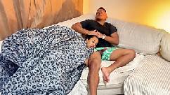Mamá e hijastro comparten un sofá