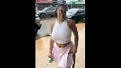 Mujer casada tetona mostrando su coño durante un masaje