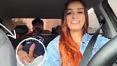 Conductora guarrilla pilló a un pasajero masturbándose por detrás y se lo cogió sin condón