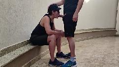 Un lesbiana macho tuvo que entregar su coño y chupar polla por primera vez porque no tenía dinero para pagar una apuesta que hizo