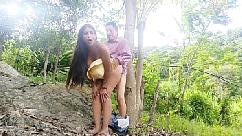 Un viejo sucio y decrépito se folla a su propia hijastra tetona en la jungla