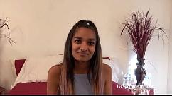Las aficionadas desesperadas abby kama sutra y missbehavin estiran sus coños apretados