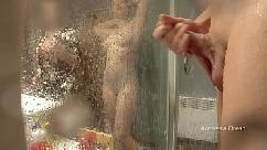 La madrastra vino a su baño él empezó a masturbarse a ella le gusta mirar mi familia pervertida