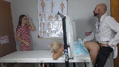 Madrastra acompaña a su hijastra por primera vez al falso ginecólogo