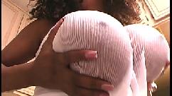 Follando a una mamá negra de grandes tetas
